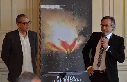 Daniel Bizeray et Laurent Jouisse, secrétaire général de la Caisse d’Épargne Rhône-Alpes pour la signature de la convention de partenariat entre le CCR d'Ambronay et la Caisse d'Epargne Rhône-Alpes.