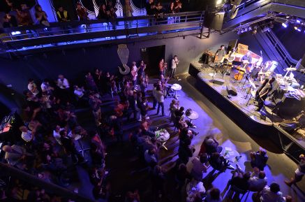 Le Club Transbo accueillait "Mix baroque", concert inédit issu de la rencontre entre l'ensemble baroque Les Esprits Animaux et Arandel, artiste phare de la scène électro lyonnaise