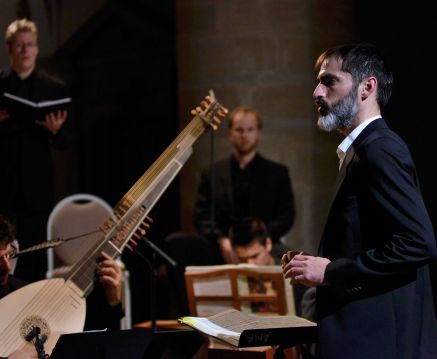 Itay Jedlin a dirigé Le Concert Étranger dans une version de la Passion selon saint Jean à deux chanteurs par voix. Sublime.